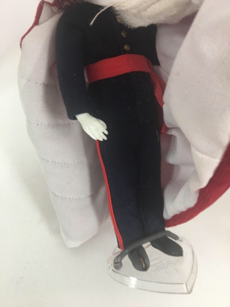 هذه دمية عتيقة من نوع Nisbet تمثل الأمير تشارلز في أردية الدولة.
تتميز الدمية بعباءة حمراء مع فرو أبيض وزخرفة ذهبية.
تمثل الزي الذي ارتداه خلال تنصيبه أميراً لويلز.
تعتبر قطعة تجميعية عتيقة (Vintag


**إذا كنت صاحب هذا الإعلان وتريد حذفه لأي سبب، رجاءا أرسل رسالة إلى الدعم الفني**