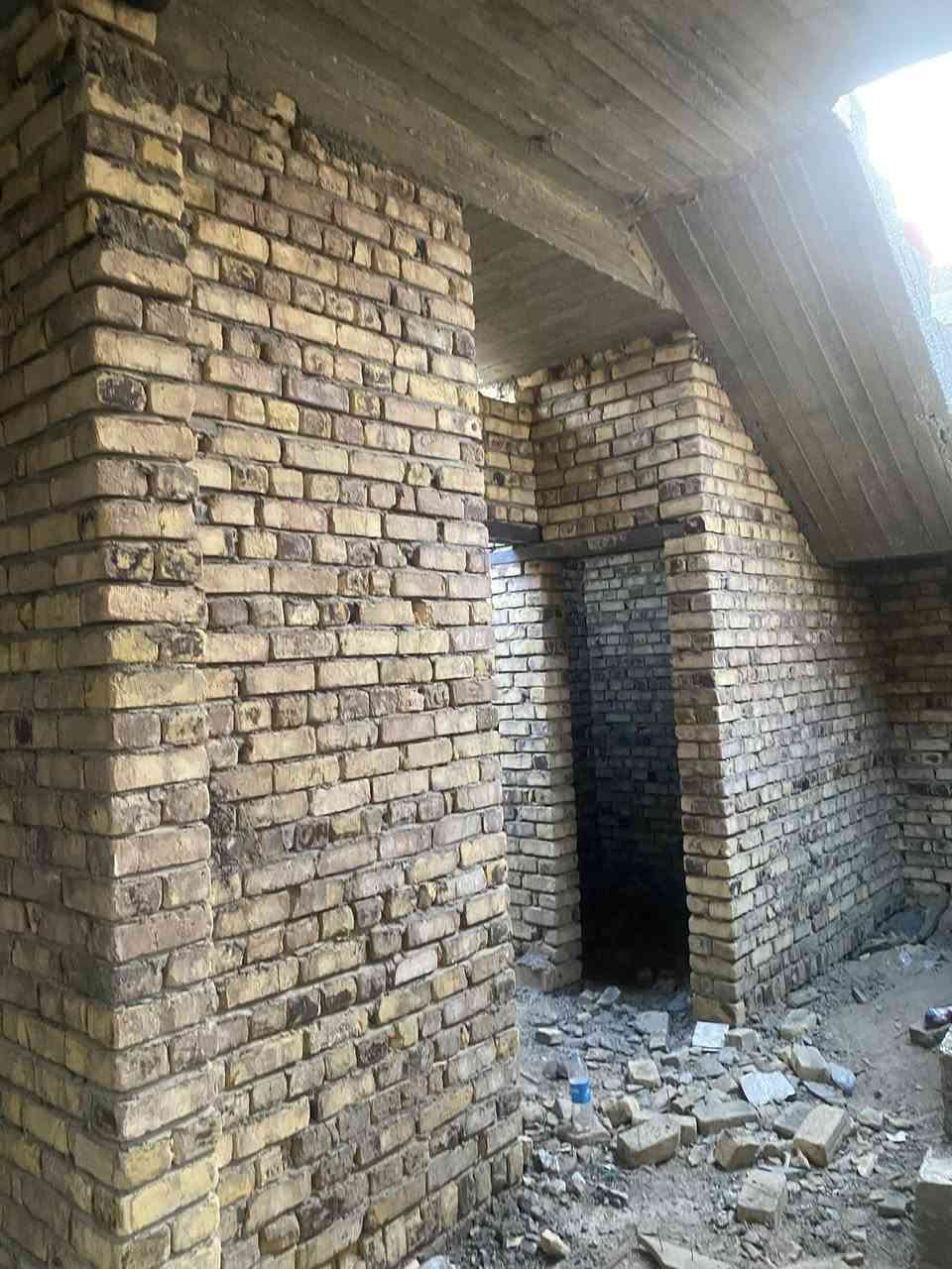 دار هيكل زراعي سند25  للبيع 🏠
📍 شارع 80 /مقابيل مول نون 

📐المساحة 180م 
•واجهة 9 ونزال 20 
مواصفات البناء :
• طابق واحد 
•بناء حديث (طابوق +كونكريت) 
•يحتاج تشطيب فقط 

•يتكون الدار من : 
•استقبال 
• مطبخ (حار+بارد)
•صالة مع حديقه داخليه 
• غرفه نوم 
•مجمع صحيات عدد 2 
تصميم هندسي كلش مرتب 

📍موقع قريب جدا على شارع عام الرئيسي خلف محلات 

للاستفسار اكثر ***********
