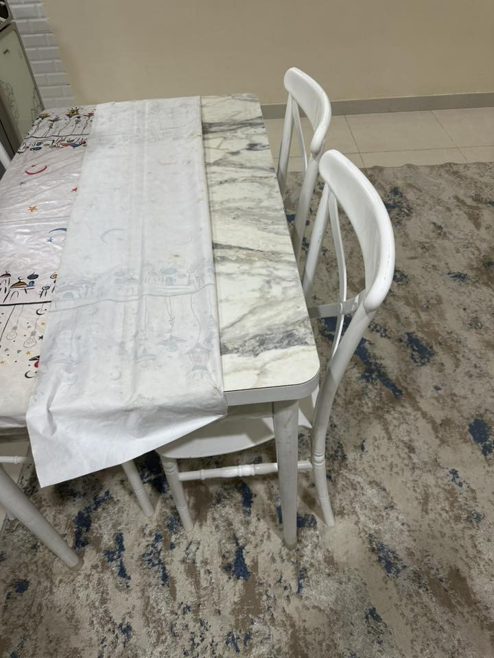 السلام عليكم
ميز طعام وكراسي ٤ عاج للبيع بسعر ٨٠ الف نظيف جدا 
الاتصال *********** مكاني بغداد بالسيديه
