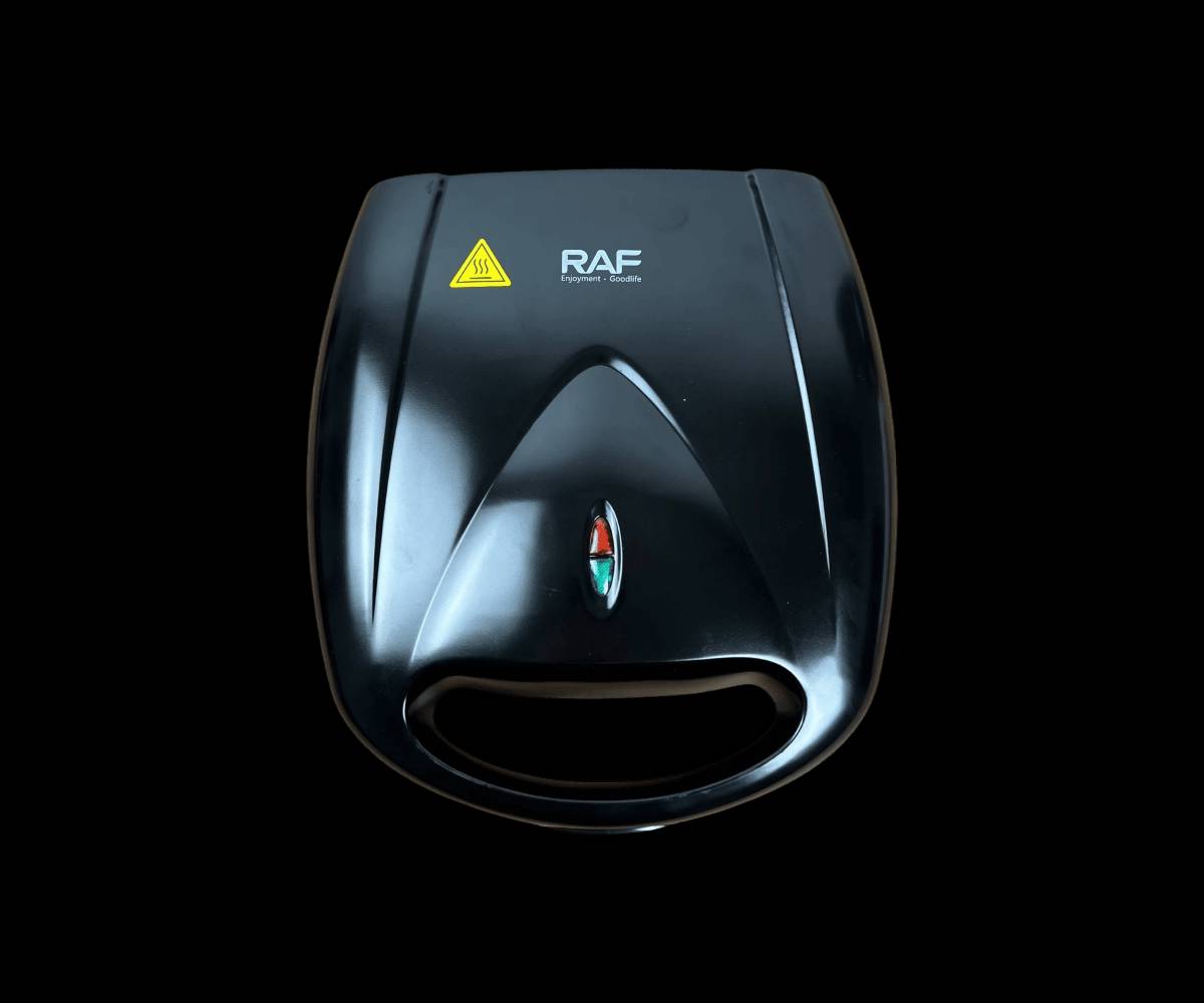 الاستخدامات

مثالية للإفطار، الحلويات، والوجبات الخفيفة في المنزل أو المكتب

مناسبة لتحضير أشكال متعددة في وقت واحد بفضل القوالب المتنوعة

المميزات

قدرة عالية 1400 واط لتسخين سريع وتوزيع حراري متساوٍ من الجهتين

تصميم مزدوج التسخين (Double-sided Heating) لضمان نضوج مثالي من الداخل والخارج

طلاء غير لاصق (Non-stick Coating) يمنع الالتصاق ويسهّل التنظيف

مؤشر ضوئي مزدوج

ضوء أحمر للتشغيل والتسخين

ضوء أخضر يوضح الجاهزية للخبز

مقبض عازل للحرارة لتوفير الأمان أثناء الاستخدام

قفل أمان حراري يمنع السخونة الزائدة ويحافظ على عمر الجهاز

هيكل متين وسهل التنظيف، بتصميم أنيق ومناسب لكل مطبخ

نظام تحكم حراري أوتوماتيكي للحفاظ على درجة حرارة مثالية للخبز

غطاء مزوّد بقفل أمان لمنع الانفتاح أثناء الاستخدام

المواصفات التقنية

الطاقة: 1400 واط

الجهد الكهربائي: 220–240 فولت، 5060 هرتز

المادة: هيكل PF حراري مقاوم للحرارة

نظام التسخين: مزدوج – علوي وسفلي

التحكم الحراري: ترموستات أوتوماتيكي

ملاحظات

يجب تنظيف السطح بقطعة قماش رطبة بعد كل استخدام

يُفضل دهن السطح بقليل من الزبدة أو الزيت قبل الاستخدام الأول

لا يُستخدم بأدوات معدنية حادة لحماية الطبقة غير اللاصقة

لم يتم ذكر بلد المنشأ

طول سلك الكهرباء 85 سم