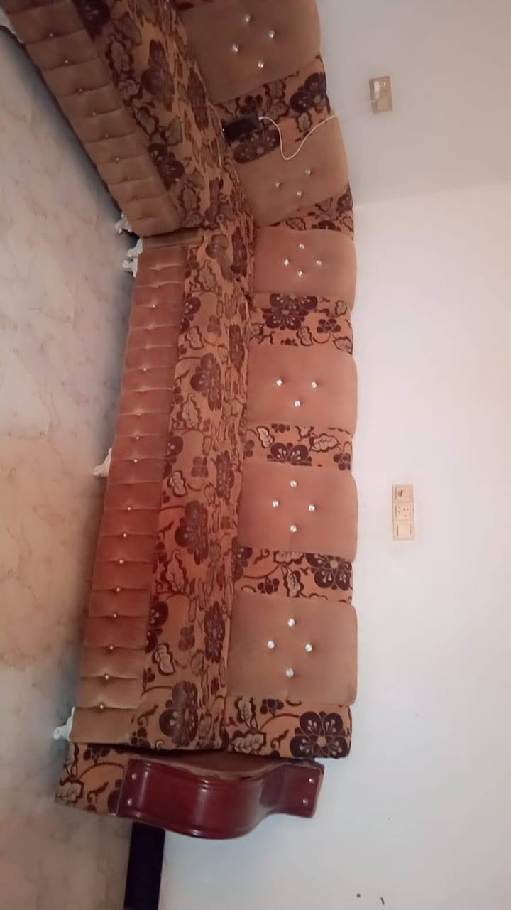 سلام عليكم ديوان البيع سعره 500 بي مجال ويا منادر لاستفسار ع رقم ***********

