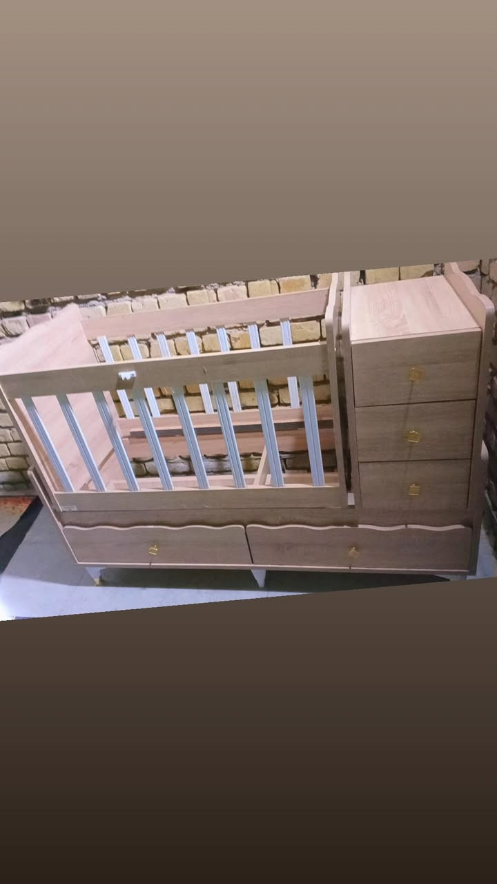 سرير وهزاز طفل مستخدم قليل فقط
يحتاج الئ قاعده السعر (85) وبيه مجال 
الرقم ***********
