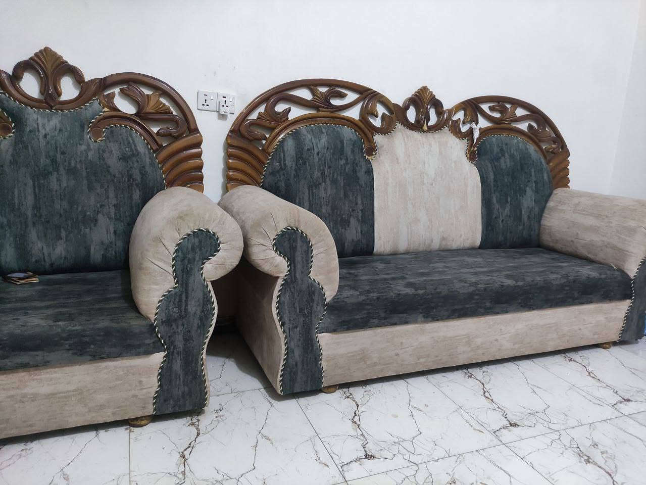 (للبيع تخم رئاسي درجه اولى دوشمه جديد) (درجه اولى يتكون من 10مقاعد)
سعر400/اتصل على رقم ***********)
