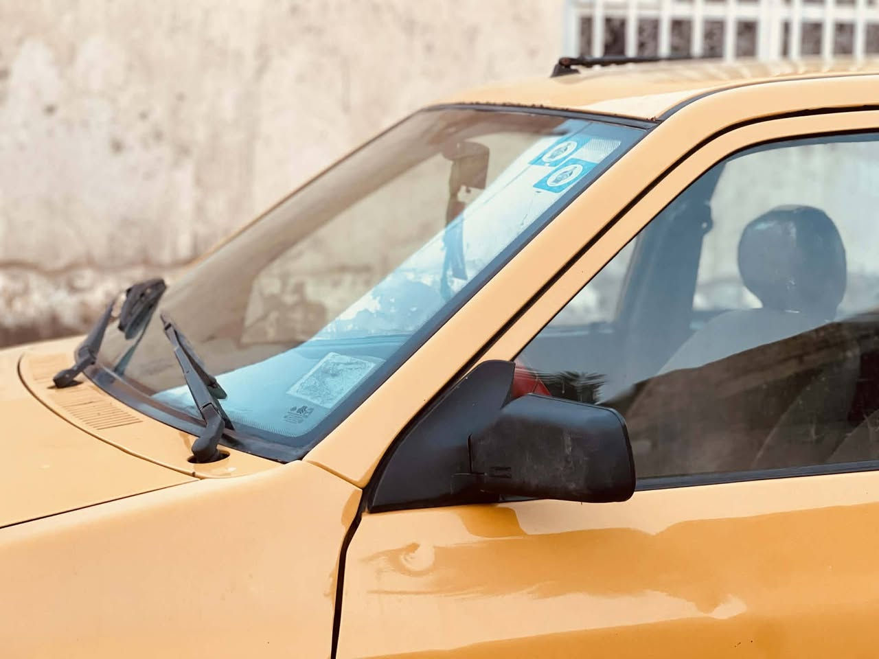 سايبه البيع موديل ١٥ سنويه ال ٢٩ مصفره  من كلشي سياره عوزه بس حداديه لكدام  وبيه  بس حالوب شويه تبريد شغال مداور ثاني يوم سعر ٢٨ وبيه مجال قليل مكان دوانيه ال حمد رقم ***********
