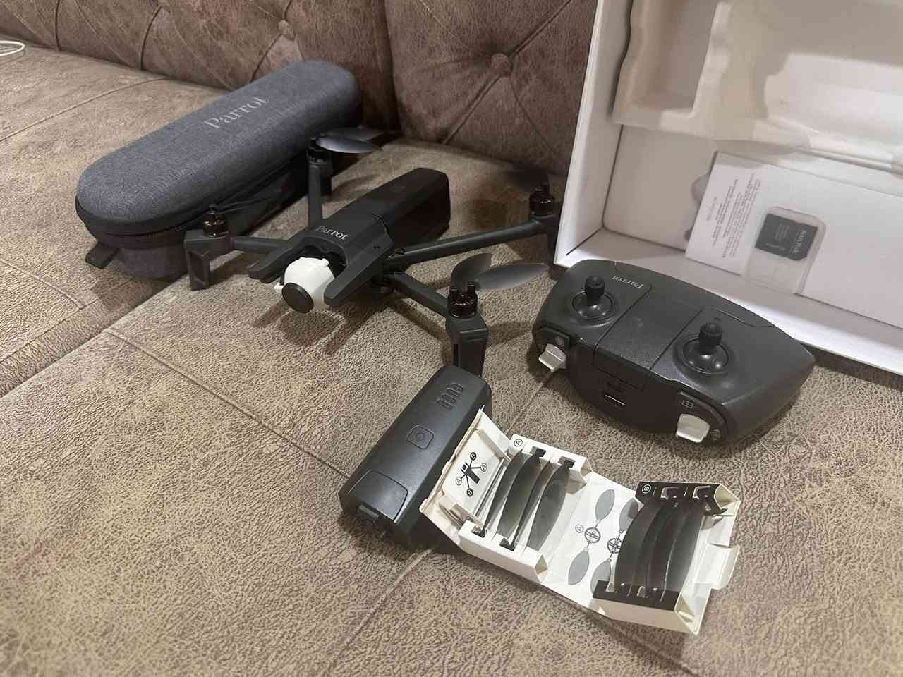السلام عليكم درون باروت جاهزة نظيف كلش وياها 2 بطاريات وسيت مراوح 
السعر 300 الف 
المواصفات
تتميز درون باروت (Parrot)، وخاصة سلسلة ANAFI، بتصميم قابل للطي وخفيف الوزن (نحو 320 جرام)، كاميرات بدقة 4K HDR ومستشعرات 21MP، وقدرة دوران للكاميرا 180 درجة عمودياً، مع وقت طيران يصل إلى 25-32 دقيقة. تشتهر بكونها هادئة، وسهلة الاستخدام، وتدعم شحن USB-C. 
أبرز مواصفات سلسلة Parrot ANAFI:
التصوير والكاميرا: تصوير 4K Cinema / UHD، دقة صور 21 ميجابكسل (84° HFOV)، مستشعر 1/2.4'' CMOS، عدسة ASPH.
تثبيت الصورة: نظام هجين ثلاثي المحاور (2-axis ميكانيكي + 3-axis إلكتروني EIS).
التصميم: قابلة للطي (Foldable)، هيكل من ألياف الكربون، الوزن 320 جرام.
الطيران والبطارية: وقت طيران 25 دقيقة (ANAFI) إلى 32 دقيقة (ANAFI Ai)، شحن عبر USB-C.
التحكم: مدى تحكم يصل إلى 4 كم (باستخدام Skycontroller 3)، وتدعم 4G في طراز ANAFI Ai.
المميزات: خاصية تتبع المستخدم (Follow Me)، تحليق ذاتي، العودة للمنزل (RTH)


**إذا كنت صاحب هذا الإعلان وتريد حذفه لأي سبب، رجاءا أرسل رسالة إلى الدعم الفني**