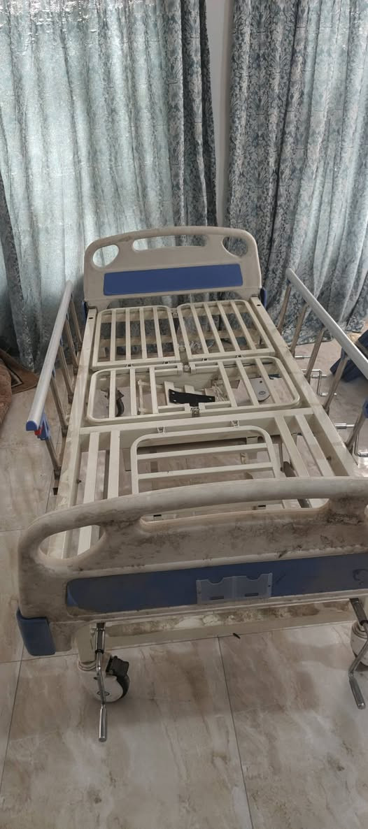 سلام عليكم هاي السرير مال مستشفيات للبيع سعر 300    الرقم. ***********
