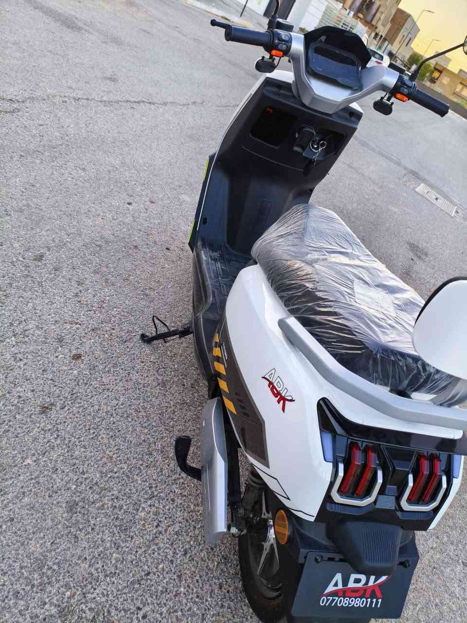 السلام عليكم 
للبيع: دراجة شحن (كهربائية) بنظافة ممتازة ⚡
​المواصفات والتفاصيل:
​المحرك: بقوة [2000 واط]، عزم قوي كلش وسرعة ممتازة.
​البطارية والنظام: [ 72 فولت]، البطارية بحالة [ممتازة] وتكفي لمسافة [40 إلى 50 كم] بالشحنة الواحدة.
​العداد المنظور: [شاشة رقمية ديجيتال بالكامل تظهر السرعة ونسبة البطارية].
​التايرات والبريكات: التايرات بحالة ممتازة، ونظام  البريك دبل ديسك أمامي وخلفي استجابة سريعة.
​الإضافات: إضاءة LED قوية جداً، ريموت كونترول مع نظام إنذار ضد السرقة، وتشغيل عن بُعد والدراجه 3 نمرات وبيها منفذ شحن USB و 6 بطاريات كرافيين وجديدات. الدراجه جديده وشاحنتها جديده الدراجه ماصارلها خمس ايام من جبتها 
اشتريتها ب مليون و 300 ورايدها ب مليون و 100 واذا مراوس ب بيجي وتنطيني فرق كون نظيفه وجديده بعد احسن 
مكاني خاجيه شارع 40 قرب رئاسه الصحه 
هذا رقمي ***********
