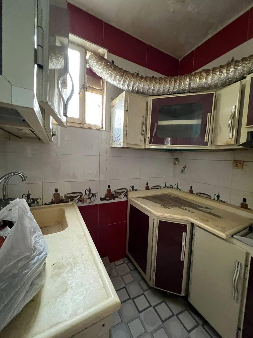 مشتمل للايجار مساحه 80  في حي المعلمين 
يحتوي على غرفه وصاله ومطبخ وصحيات 
ايجاره 350 

للاستفسار الاتصال على ***********
