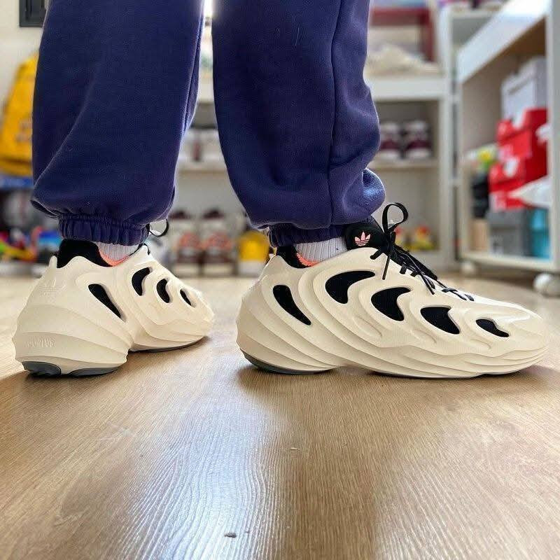 ماركة adidas موديل حديث
قياس 45           CM 29

اي استفسار على الخاص   رقم الهاتف/***********
يوجد توصيل جميع محافظات العراق

