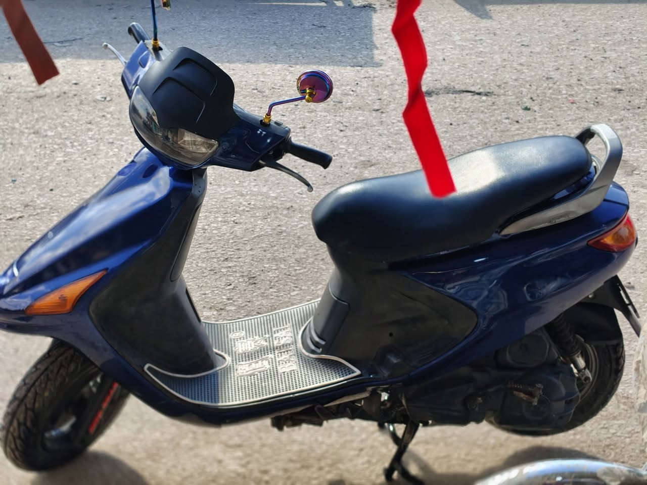 سلام عليكم دراجه فراشه فحل أصل مكينه ما مفتوحه شلعه ومعدل نضافه ميه بل ميه كهربايات كله شغاله تخم تاير جديد وكاله وزيرو السعر 525وبيها مجال حك الجيه العنوان نجف الرقم ***********
