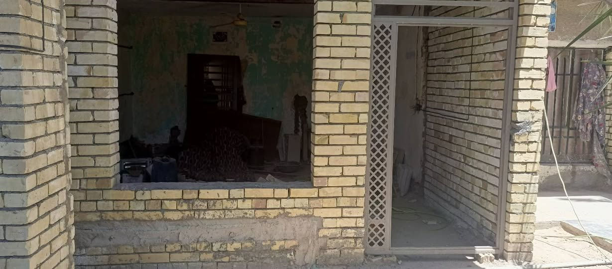 سلام عليكم بيت للبيع الامين الثانيه خلف السده مساحه 270متر وجه 9500متر
ونزال 29 
يتكون من 2غرف نوم مساحتهن جبيره واستقبال وهول وخدمات البيت يحتاجله ترميم بسيط للاستقبال  والهول فقط 
*********** 
***********
متوفر واتساب للاستفسار
