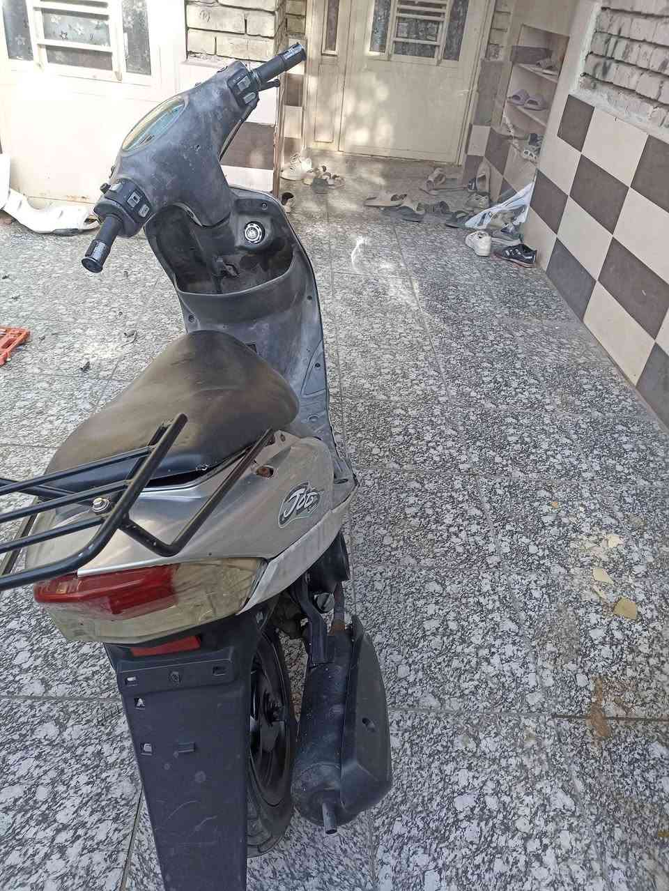 ٣٥٠ بيه مجال قليل ابيع كوم حديد شغاله الدراجه ومابيه اي شي فقط بيه صوت بل كلج الامام او يرادله قمجي بانزين فقط مكان بغداد ***********
