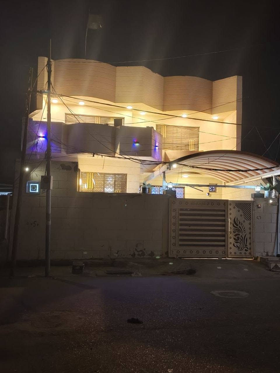 بيت للبيع مساحه 210 متر طابقين كونكريت بناء حديث 2023
طابقين 
الطابق الاول 
غرفتين نوم 5 في 3 ونص 
إستقبال 9 في 4
صاله 8 في 4
مطبخ 5 وربع في 4
كراج 7 في 5 وربع 
صحيات 2 داخليه و خارجيه 
مناور عدد 2

الطابق الثاني 
اربع غرف نوم 
2 غرفه 4 في 5
2 غرفه 5 في 3 ونص 
صاله 8 في 4 
صحيات 1
بلكونه 5 في 4 

علما البيت واجهته على ساحه 
مطلوب لصندوق الاسكان 61 مليون 
العنوان 
بدايه حي الصدر الثالث 
الساحه الي مقابل قاعة رامي للحديد 
للاستفسار 
الاتصال 
***********   اتصال او واتساب
