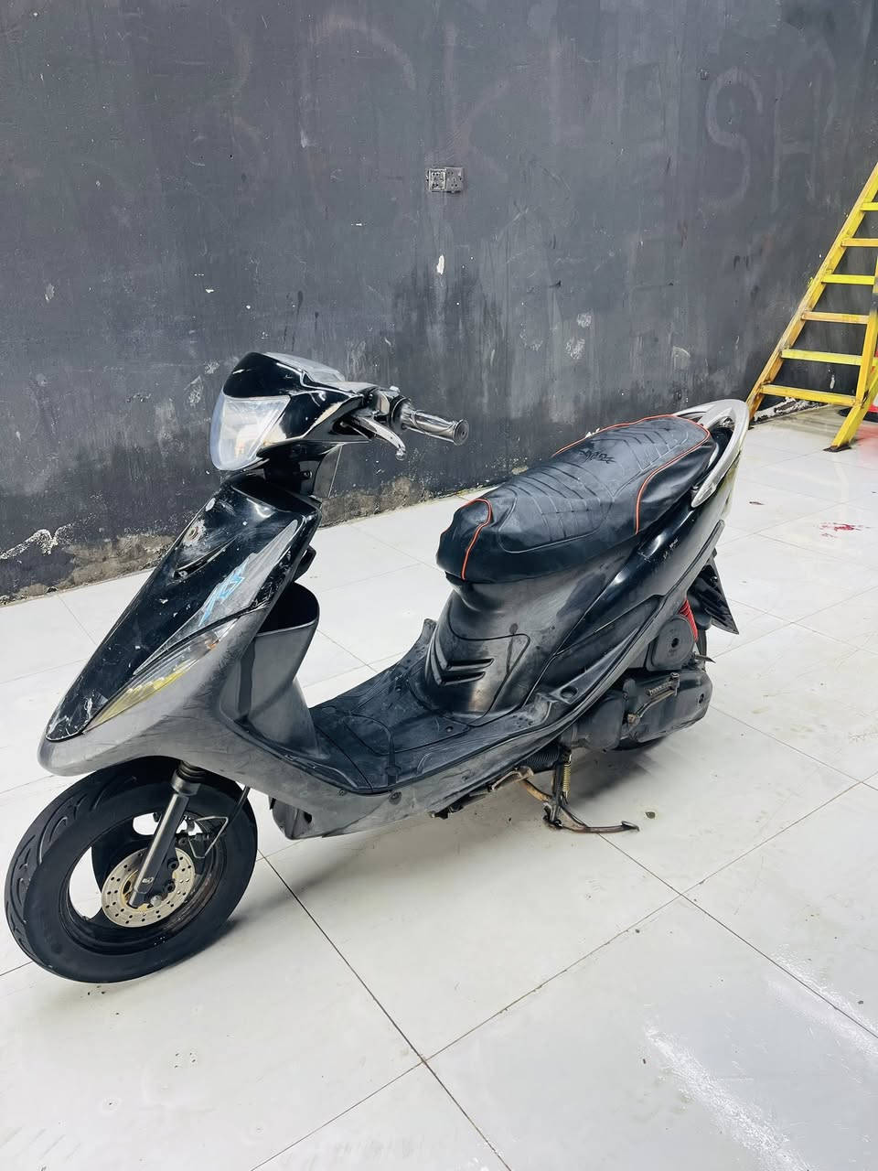 سعرها 650  وبيها مجال
ماكس عدلة 2006 شلعة ومعدل بلاد 
مكينة مفتوحة على البلاد  فقط ولفات اصلية وشرط الفحص وين ما يعجبك تفحص افحص وخرسة الدراجة 
وكلها مختمة منطول الطول اي شي بل دراجة مختم وختم واحد وبي المكينة 
كله شغاله اي نقص ما بيها 
سلف كهربائيات منطول الطول كلهن شغالات 
دراجة حلوه ونضيفة فقط المكينة مفتوحة وفتح وكالة وخرسة المكينة 
العنوان/العمارة/ الماجدية 
اتصل : ***********
