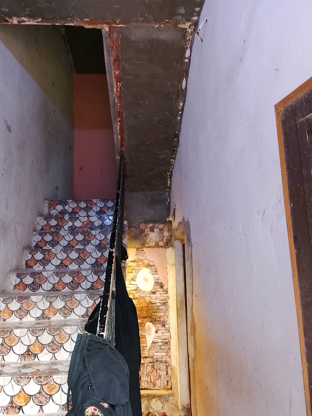 بيت شارع سالم ٧٥م طابقين اربع غرف ومطبخ وحمام ركن على شارعين جاهز للسكن *********** تفاصيل اكثر تجي وشوف وتقتنع 