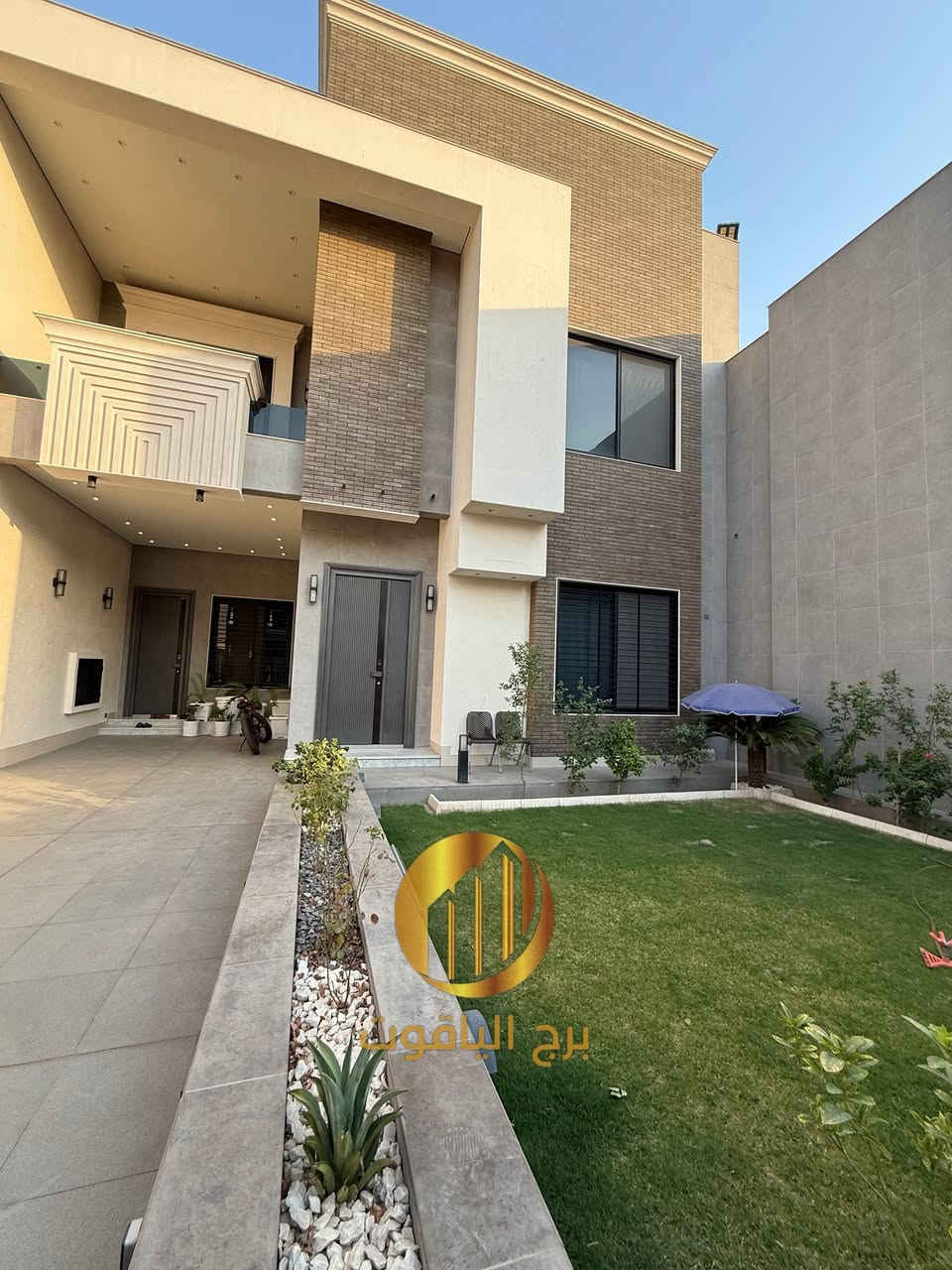 ⁨#للبيع بيت بموقع استثنائي في #السيدية !

🏡 تفاصيل العقار:

 المساحة: 480م
 الواجهة: 12م 
النزال: 40م

الطابق الأول: حديقة خارجية و داخليه، كراج واسع، صالة لأستقبال الضيوف، حمام ضيوف، مطبخ حار وبارد، غرفتين نوم سويت، شلال داخلي، وحمام رئيسي بتصميم أنيق.

الطابق الثاني: 8 غرف نوم ثلاث منها سويت، مطبخ، هول، لوندري بالاضافة إلى حمام رئيسي.

الطابق الثالث: اربع غرف نوم بالاضافة الى حمام رئيسي .

📍 موقع مثالي:
يقع المنزل في السيدية مربع الاقتصاديين آرقى مربعات السيدية على شارع عريض 15م ورصيف 4م

#لمعرفة #السعر #الرقم ( 1 ) #سأتي #السعر #مباشره

📞 للمزيد من التفاصيل أو لحجز معاينة، اتصل بنا على:
 *********** + واتساب مهندس غيث 
 *********** 

أو قم بزيارة مكتب برج الياقوت للتطوير العقاري في السيدية، شارع مركز الشرطة، مجاور صيدلية وصال شوقي، مدخل شارع أبو النخيل.

🛡️ إذا لم يناسبك هذا المنزل، لدينا خيارات متنوعة تشمل منازل، وأراضٍ تناسب جميع الأذواق.

#برج_الياقوت_للتطوير_العقاري #العراق #اكسبلور #realestate #explore #برج_الياقوت #غيث_علي⁩⁩⁩
