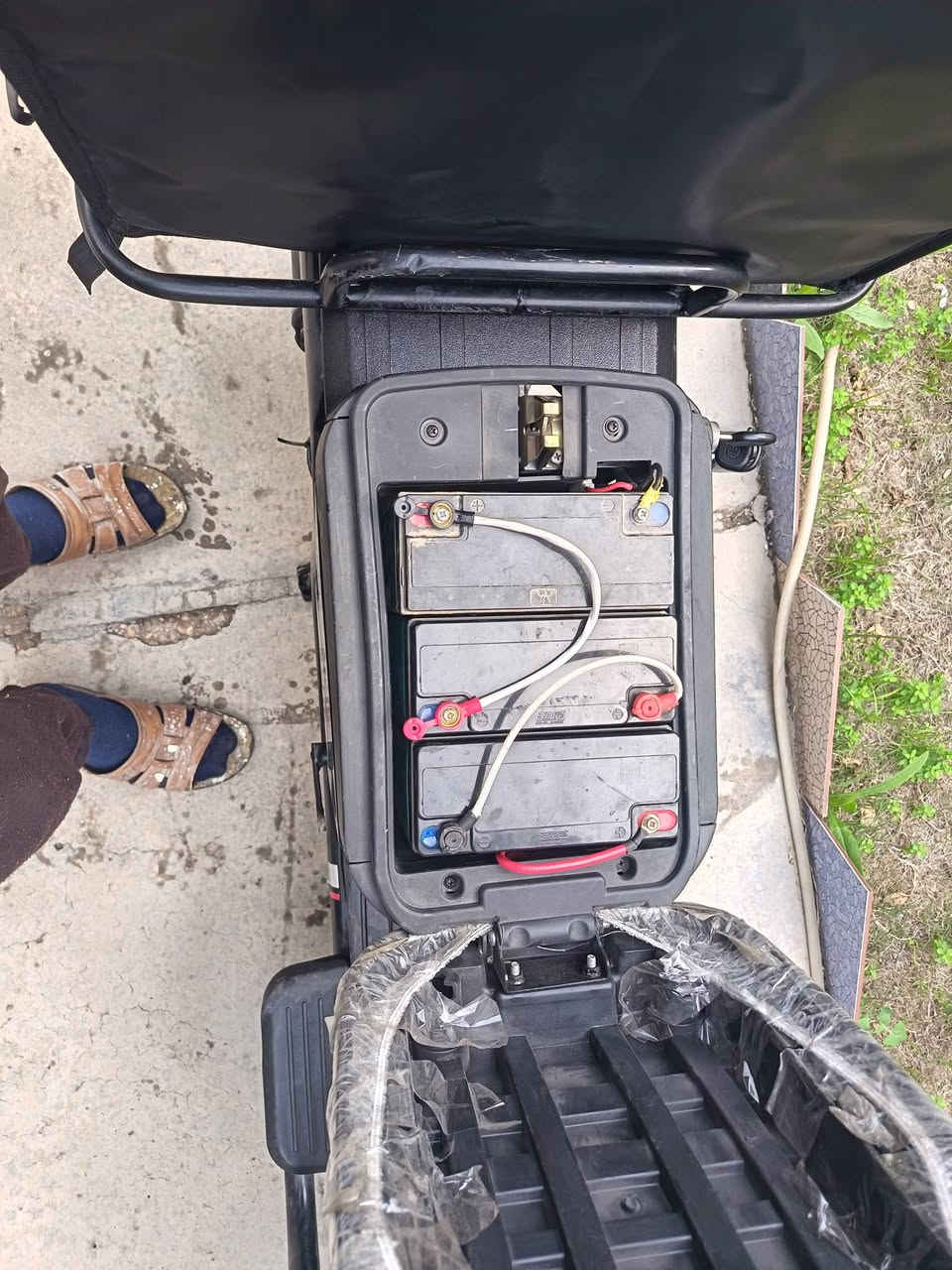 دراجة شحن ٦ بطاريات كاملة ونضيفة سعرها ٤٠٠ جهاز عن بعد الشحن كلش زين المكان المرخ هاتف ***********
