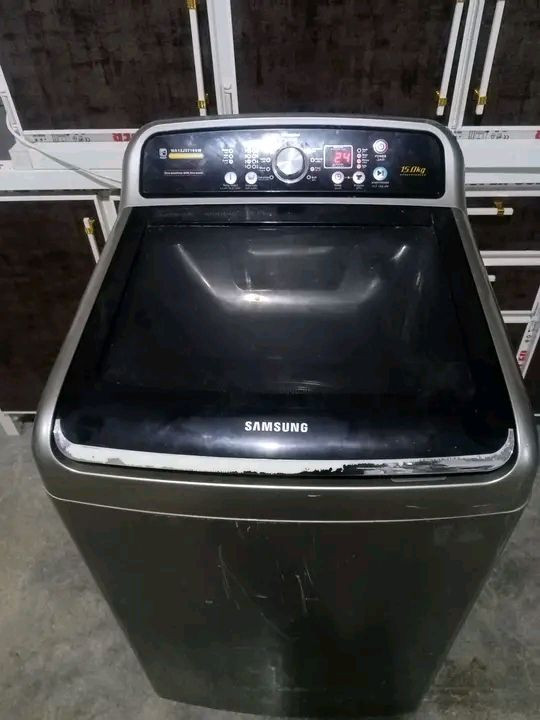 للبيع غسالة ملابس فوق تماتيك 
شرط الشغل والنظافة 100%
 حديث شاشة كبيرة الشراي يتصل 
***********واتس
***********واتس
