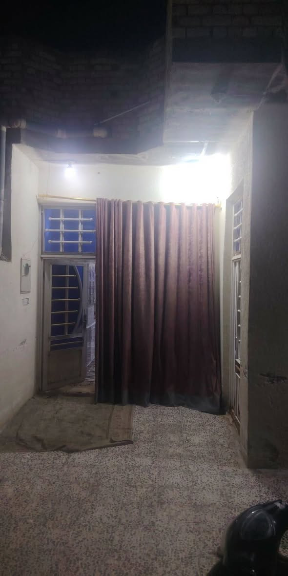 دار البيع ساحه 180 قاطين غرفيتن جوه وصاله ومطبخ دوانيه و  ومنور و ترك و حمام يعني الجوه كامل و قاط الثاني غرفتين وصاله بحي العسكري بل دونم لازم قرب مدرسة الحشد الاستفسار على هذا الرقم***********
