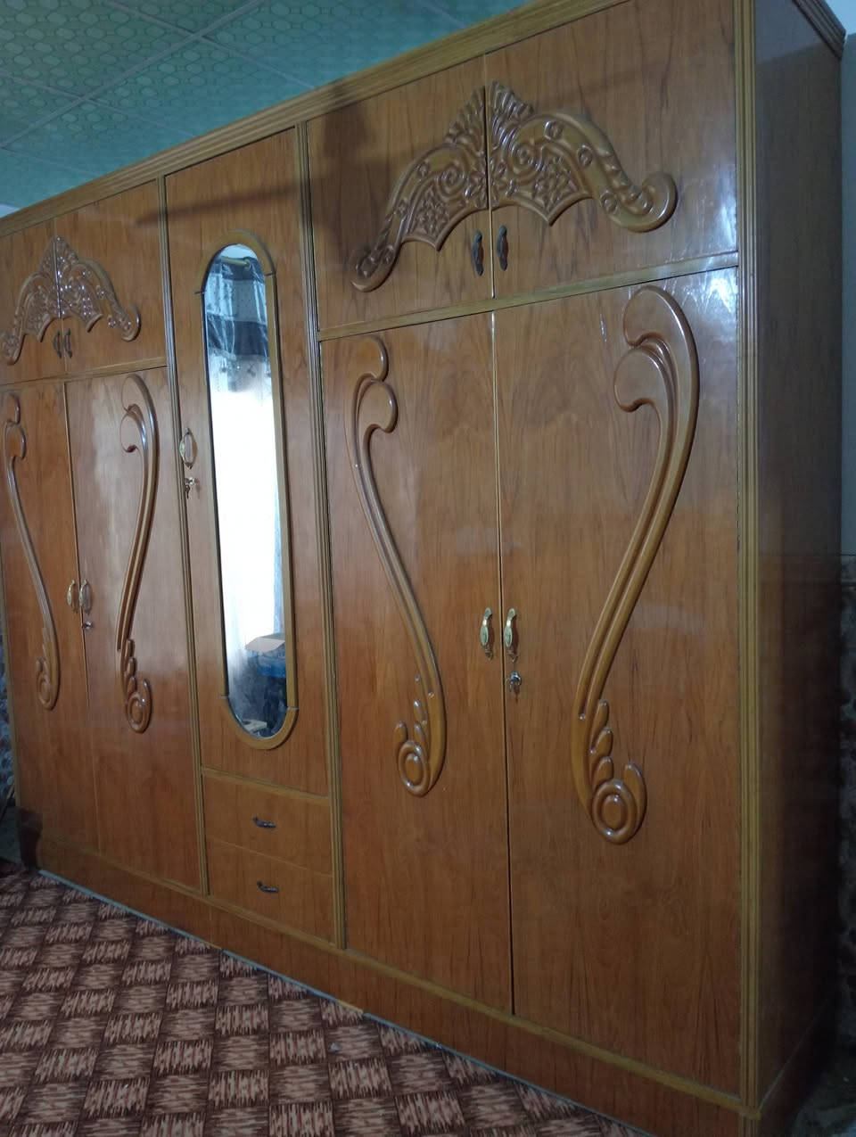 السلام عليكم كنتور مع ميز نظيف جدا السعر 600 وبي مجال للطيبين العنوان كربلاء رقم  ***********
