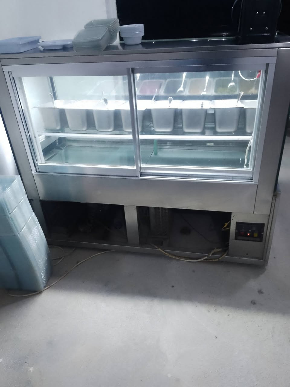 عارضة كيك وترهم مقبلات خلاط منقله بريمز كلهن جدد مكاني محافظه ديالى ***********
