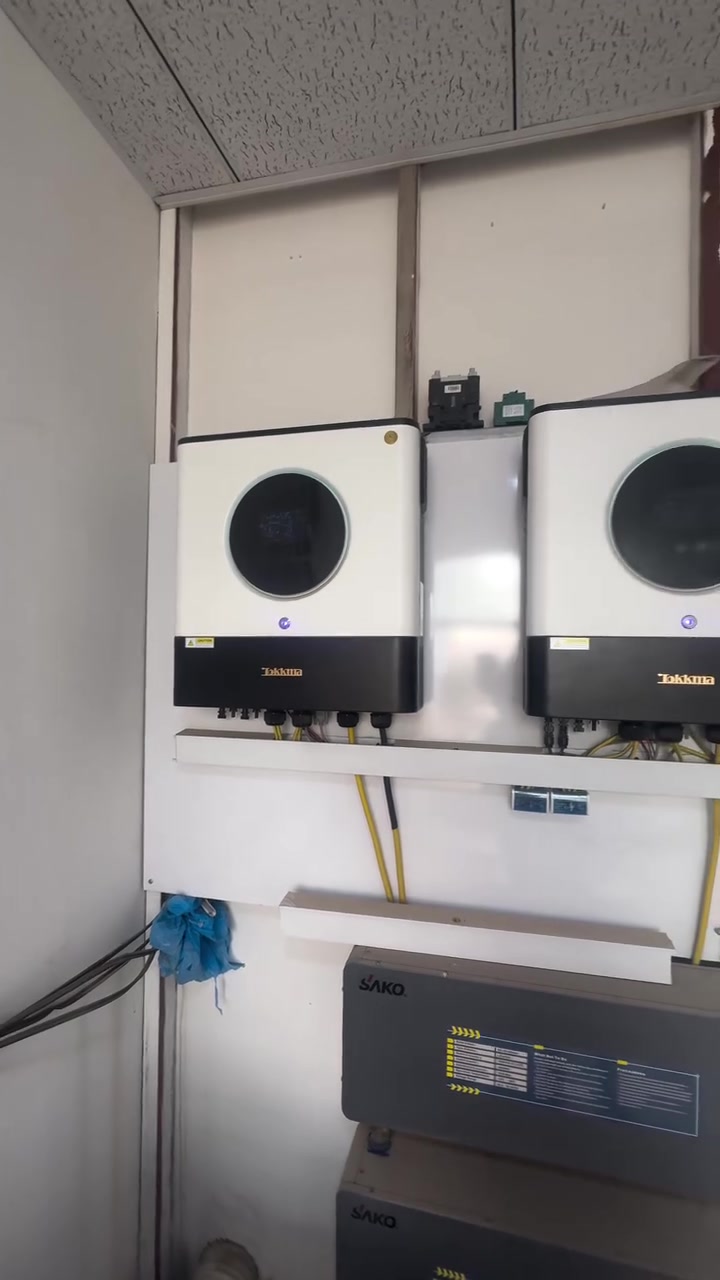اليوم رجعنا نزور إحدى المنظومات اللي نفذناها سنة 2021 في مستشفى البتول الأهلي في النجف الاشرف…
وبكل فخر لحد هذه اللحظة المنظومة تعمل بكفاءة واستقرار ممتاز ☀️👏

هذا الشعور ما ينوصف لما تشوف شغلك بعد سنوات بعدها يعطي نفس الأداء والثقة، خصوصاً بمكان مهم وحساس مثل المستشفى.

لأن المنظومات الحقيقية تُعرف مع الوقت
والجودة تبقى هي الدليل الأقوى على نجاح أي عمل 💪

شكراً لكل من وثق بكادر المخزومي على مدار السنوات 🤍

المخزومي للطاقة الشمسية المتجددة
ثقة — جودة — التزام
بإدارة عمار المخزومي

📞 مفرد: ***********
📞 جملة: ***********

#الطاقة_الشمسية #منظومات_شمسية #الطاقة_المتجددة #الواح_شمسية #بطاريات #انفرتر #بطاريات_ليثيوم #Solar #SolarEnergy #العراق #النجف #بغداد #البصرة #كربلاء #اربيل #الموصل #الاردن #السعودية #الامارات #سوريا #المخزومي #عمار_المخزومي #المخزومي_للطاقة_الشمسية
