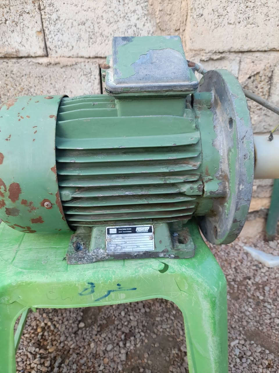 للبيع ماطور كهربائي  ألماني أصلي (Theo Halter) – قوة وعزم للأعمال الشاقة 🇩🇪�عدد ٢
​الوصف:
لعشاق المتانة والجودة الألمانية القديمة، متوفر محرك كهربائي (Induction Motor) من شركة Theo Halter GmbH المعروفة عالمياً بكفاءة صناعتها في مدينة هوكنهايم - ألمانيا. المحرك بحالة ممتازة وجاهز للعمل.
​المواصفات الفنية:
✅ المنشأ: ألماني أصلي (Made in Germany) 🇩🇪.
✅ القدرة: 2.2 كيلو واط (ما يعادل 3 حصان تقريباً).
✅ السرعة: 1410 دورة في الدقيقة (عزم قوي جداً).
✅ نظام التشغيل: 3 فاز (Three Phase) – يعمل بجهد 220/380 فولت.
✅ التردد: 50 هرتز (متوافق تماماً مع كهرباء العراق).
✅ درجة الحماية: IP 54 (مقاوم للظروف البيئية الصعبة والغبار).
✅ الهيكل: مصمم للتبريد السريع والعمل المتواصل لساعات طويلة.
​الاستخدامات المقترحة:
مثالي لتشغيل (كمبريسرات الهواء الكبيرة، مناشير الخشب، ماكنات الخراطة "التورنة"، خلاطات السمنت، أو مضخات المياه الكبيرة).
​
​النحاس الألماني الأصلي يتميز بتحمله للحرارة أكثر من المحركات الجديدة.
​عمر افتراضي طويل جداً مقارنة بالمحركات الصينية المتوفرة حالياً.
​صوت هادئ واستقرار عالي أثناء الدوران.
العنوان الرمادي الخالدية رقم الهاتف ***********
