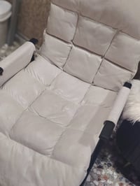 كرسي هزاز للبيع لون اوف وايت استعمال قليل ولوحات جدارية 07700519503