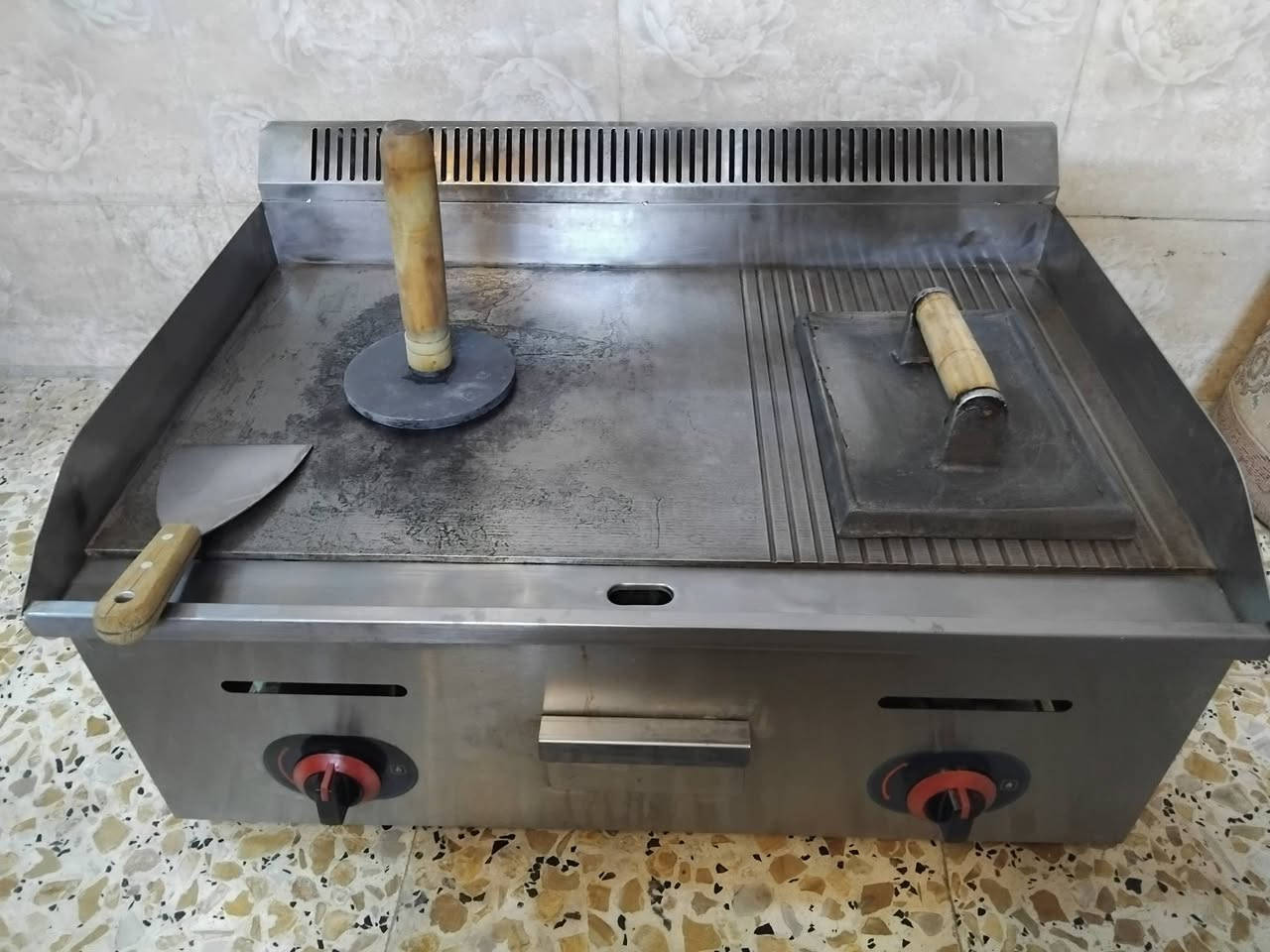 سلام عليكم من رخصة الادمن المحترام عندي كريل بركر وهوة كابسة صاج استعمال قليل علفحص العرض 73 الطول 53 للبيع السعر 250 بغداد الكرخ هاتف ***********
