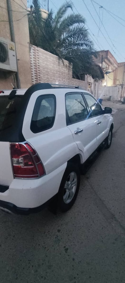 السلام عليكم . سبورتج ٢٠٠٩ خليجي مكينه ٢٠٠٠  سياره كفاله عامه ماعدا اربع اصابع صبغ في حافه البنيد .  الاستفسار *********** ..السعر.  ١٢٠ وبيها مجال . مكان ميسان

