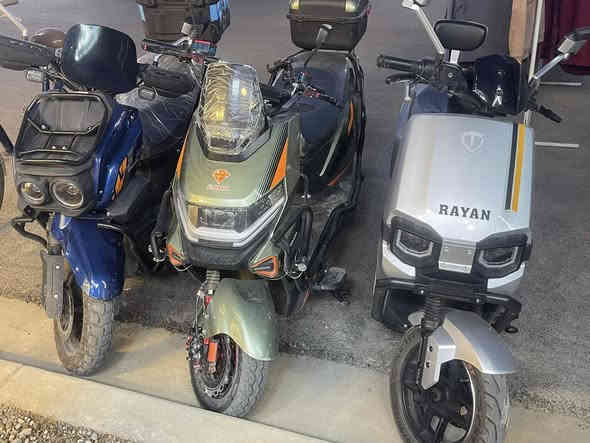 السلام عليكم شباب مكلف بالنشر 
دراجات للبيع 
السعر /مليون 
العنوان / الطارميه شارع الضباط
الهاتف/***********
***********
