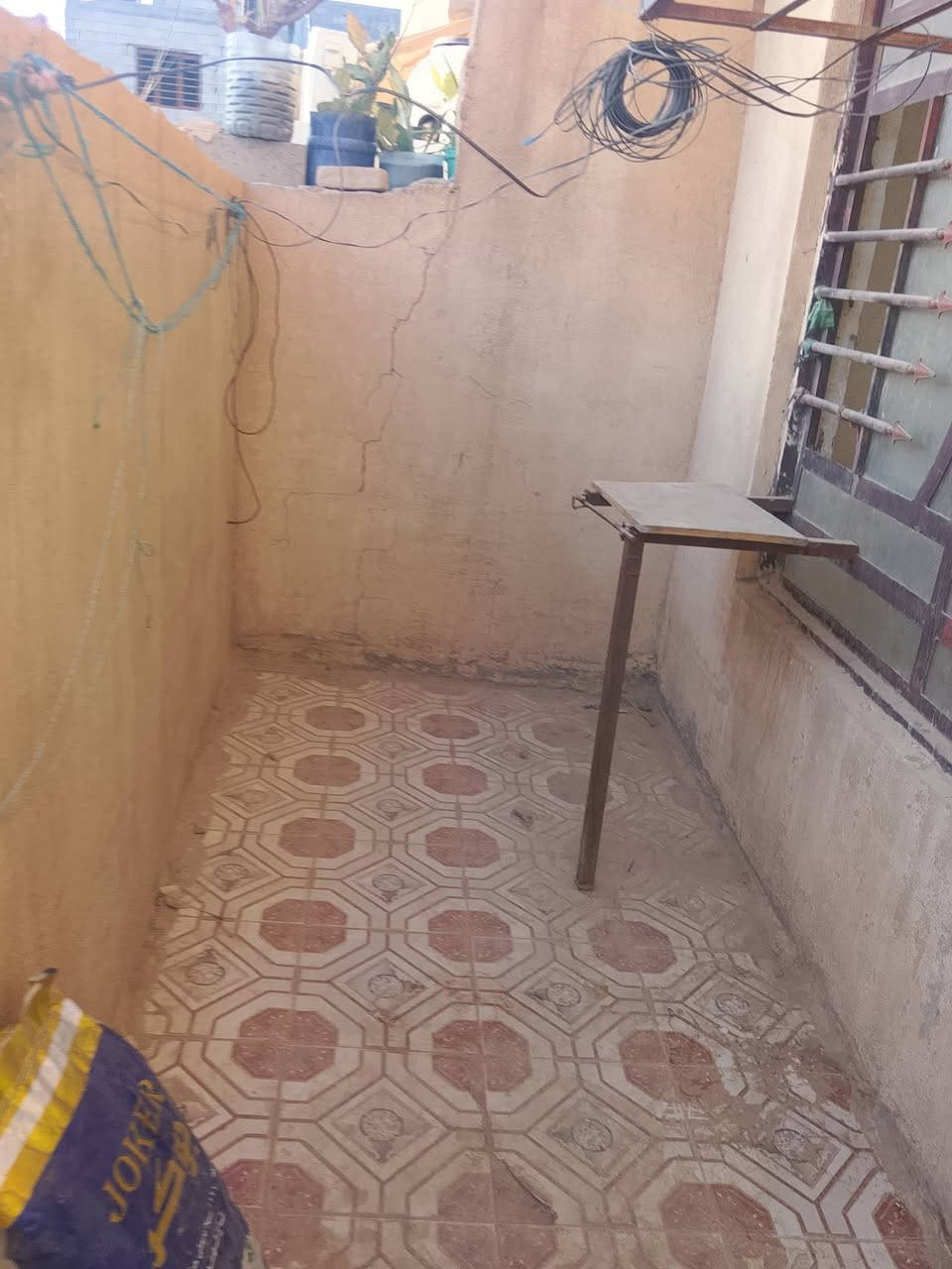 سلام عليكم بيت للبيع 50مترثلاث طوابق زراعي سند25اقرارمحكمه  بي استقبال ومطبخ وصحيات والطابق الاول غرفه وبالكونه ومساحة درج والطابق الثالث غرفة نوم وبالكونه ودرج خارجي صطح الطابق الثالث صب مسلح  البيت  بي نواقص  نقص محجر وتبديل بيبان خشب والارضيه طابق الثالث  وتصليحات وصبغ  البيت يباع قصط ويباع نقد سعره 35والقصط مقدمة 20وباشهر500سعره40عنوان زعفرانية شارع الكهرباء زراعي دورالشرطة قرب أسواق جدو الاستفسار عل الرقم ***********
