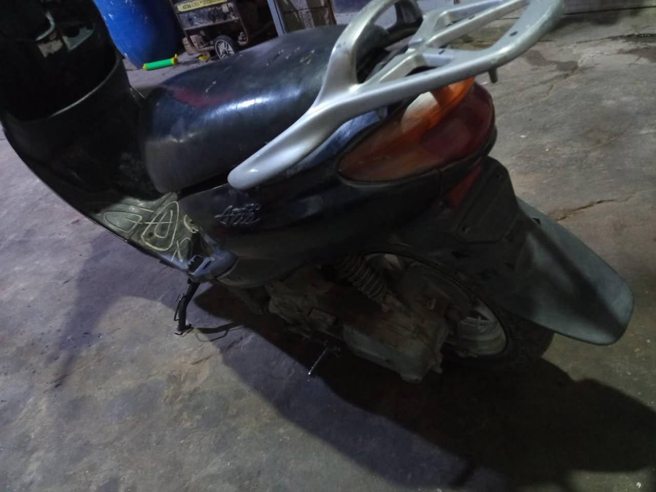 السلام عليكم دراجه لكزز للبيع دراجه شغاله نكره ماكينتها ما مفتوحه تايرات جده دبلات جده عاوزه بس كفرات لان كفرات شويه تعبانه سعرها 225 وبيها مجال مكاني بصره المعقل *********** علما ما متواجد على شريحه بس واتساب عندي
