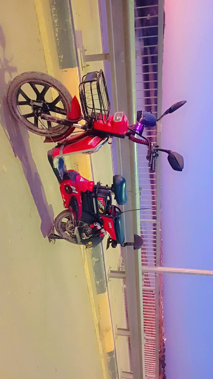 سلام عليكم اخوان متاح 
🏍️موطور شحن مستخدم شي قليل  لون احمر نفس ما واضح 
1.  عدد لبطاريات 5
2.  سرعه 99
3.  موطور كامل من كلشي 
4.  يشتقل سويج 
5.   تواير تضاف 
6.   بريكات شقاله 
7.                                مكاني تكريت لقادسيه ابو عغرب 
8.           سعر 500الف بي مجال بصيط 
9.  رقمي ***********
