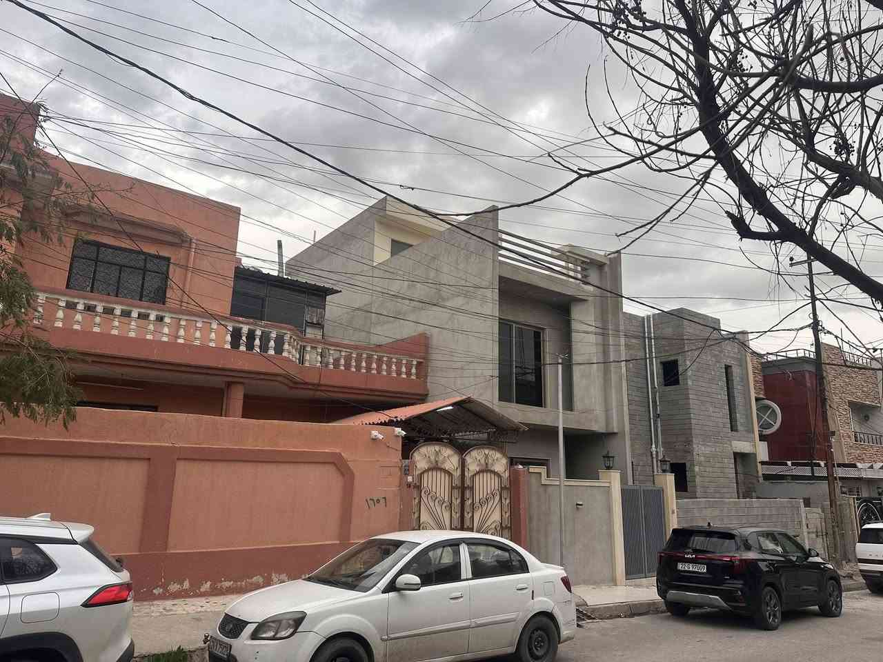 🔹دار للبيع  رگن مميز مربع الذهبي 

🔹الموقع حي البلديات مربع الذهبي 

🔹المساحه 180 متر ركن واجهة 15 عمق 12 

🔹الدار طابقين يتكون من 5 غرف صالح لسكن 

🔹الدار بناء قديم بل 90 

🔹الدار ركن ع شارعين صاير 

💵سعر المتر 1450 وقابل للتفاوض 

📍مكتب ابو حارث للتجارة العقارات 

🔹الموقع موصل حي الفلاح الثانية قرب شارع الملعب 

📍***********/////// ***********📍
