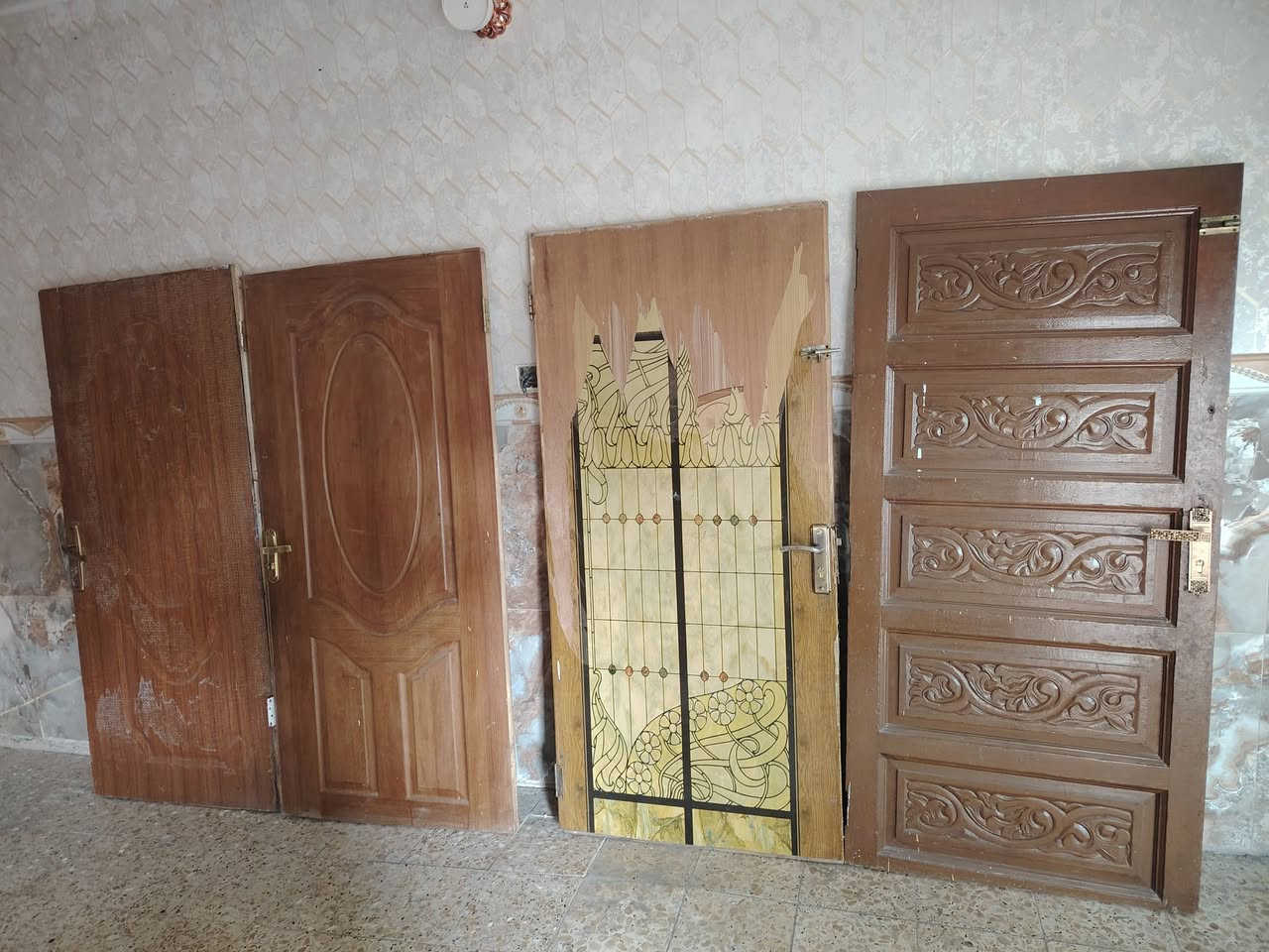 سلام عليكم بيبان خشب نفس صوره نضيفات سعر 100 قفل لي يريدهن موجودات بغداد الشعله ***********
