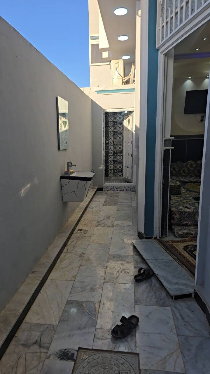 السلام عليكم 
دار للبيع المساحه 100متر مربع طابقين 4 غرف نوم  ركن 
مقابيل واحات العتبه قرب شارع الصب
المقاطعه 34 حي المهندسين 
البناء طابوك جمهوري 
درجه اولى 
الدار ينباع مع الاثاث 
السعر 145مع المجال 
يوجد تصوير كامل 
اللاستفسار اكثر مراسلة الصفحه او الاتصال على الارقام التالية 
***********
***********
