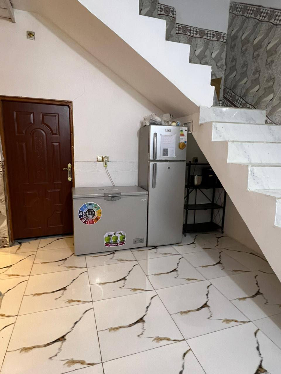 بيت ١٠٠م بناء بلوك كونكريت مسلح بناء حديث يباع مع الاثاث ..طابق واحد غرفه نوم استقبال صاله مطبخ طارمه صحيات ٢داخليه وخارجيه ..فرع ٥متر خدمات مجاري متوفره للباب حي الأمين ١ شارع الحر خلف مجمع همسه للإلكترونيات فرع أسواق اي مارت ..طابو زراعي سند ٢٥ إقرار محكمه من المالك مباشرة سعر ٦٨مليون قابل للتفاوض بي مجال  للاستفسار مكتب الأوس للعقار ابو سجاد*********** ابو وائل *********** تفاوض مع صاحب البيت مباشر
