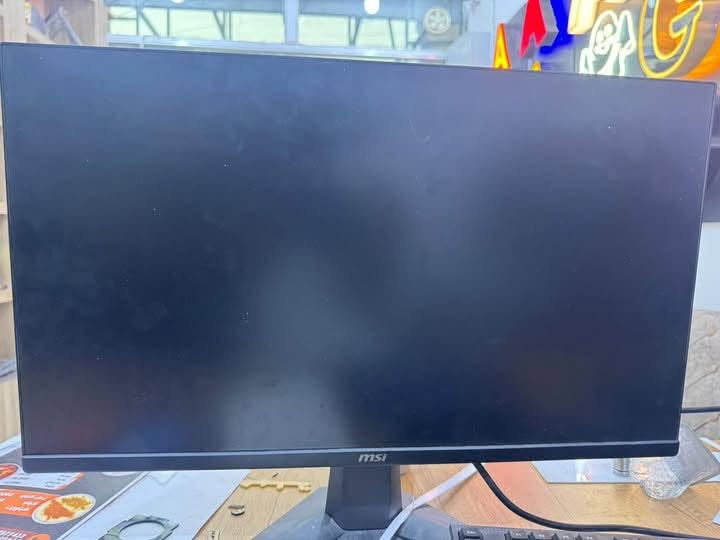 شاشة msi G255F
180hz

Resolutin 1920*1080
1ms 
حجم24.5 
180hz 
ips  
السعر 175

***********
