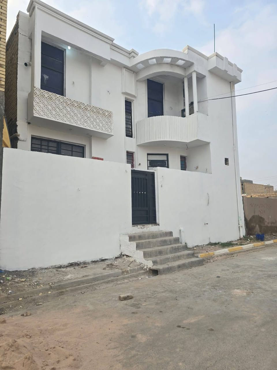 بيت للبيع رقمه 12634
طابقين في حي الباقر بمساحة 150م 
وجه 10م ونزال 15م
الطابق الاول
يحتوي على صالة 9.5 * 4
ديوانية 6*4
غرفة سويت 5*4
مطبخ بارد 4.5*3.5 + مطبخ حار
منور + حمامات داخلية + حمامات خارجية +طارمة + ممر بجانب البيت 
الطابق الثاني 
غرفة سويت 6*4
غرفة 3*3
صالة صغيرة 
+مخزن + سطح كبير
السعر (178)
***********
