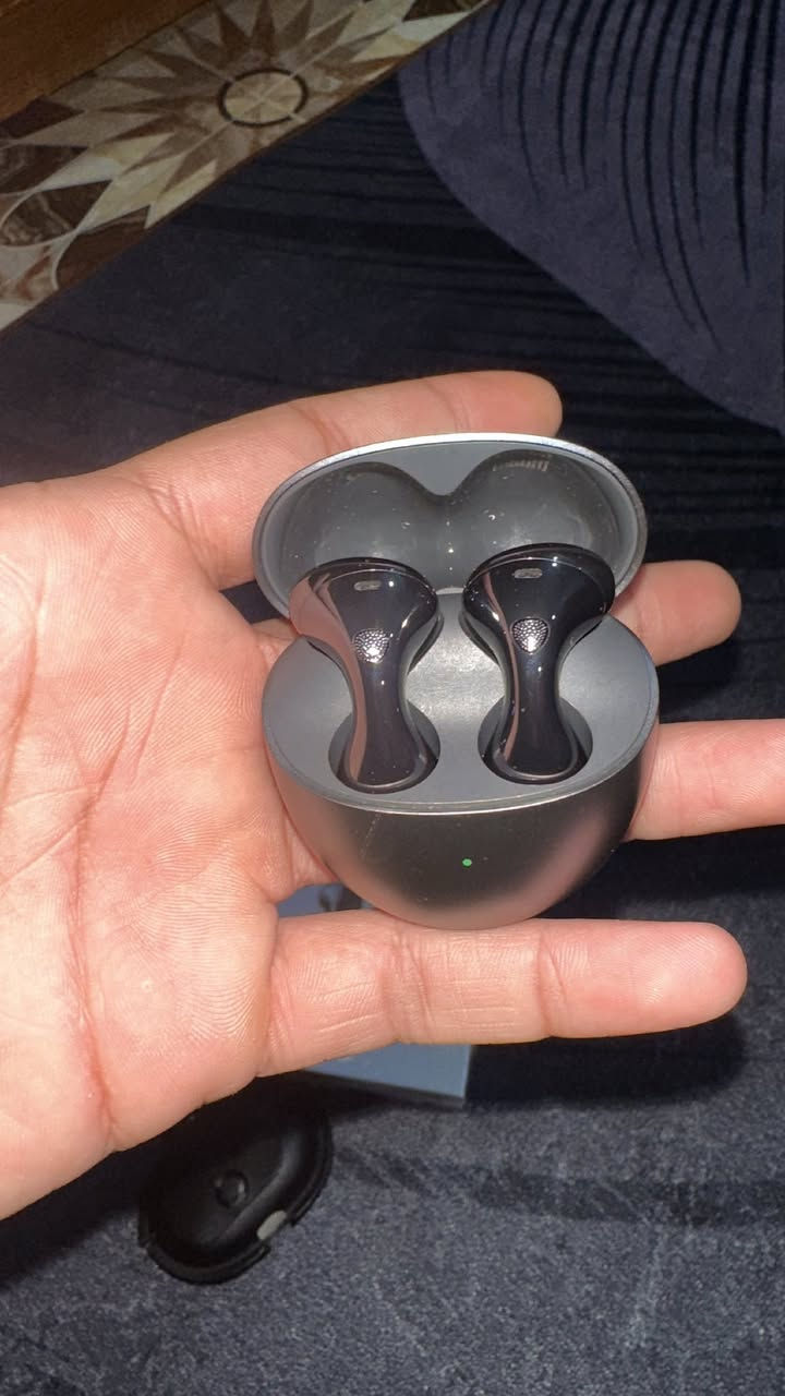 السلام عليكم سماعة هواوي Free Buds 6 
جديدة مامستعملة هواي صارلة شهر وبعدها بلظمان سماعة مواصفاتهة معروفة وجديدة وياهة حافظة هدية وكارتونهة وغراضهة كاملة موجودة ***********
