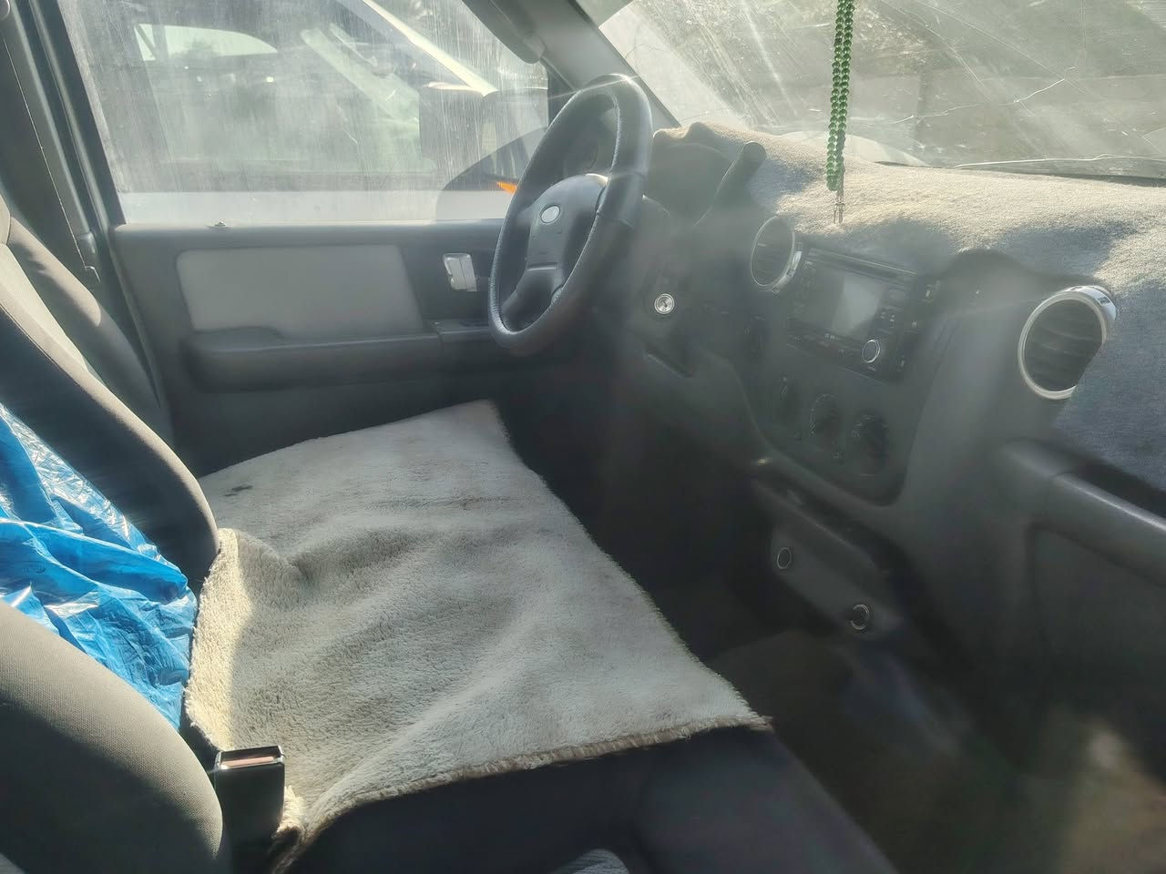 السلام علیکم
سيارة فورد إكسبیدیشن (Ford Expedition XLT) مودیل 2004 للبيع المستعجل. 
الموديل: 2004 
المواصفات: وارد أمريكي المحرك: محرك جديد بحالة ممتازة جاً ونشط. 
لتبريد والكهربائيات: شغال فقط غاز نقص الوضع العام: السيارة مثل ما موضح بالصور، اهزة د السعر المطلوب: 60 ورقة وبيه مجال والشراي ما نقص 
ویاه. 
مکان التواحد: بغداد. للاستفسار الاتصال على الرقم: ***********
