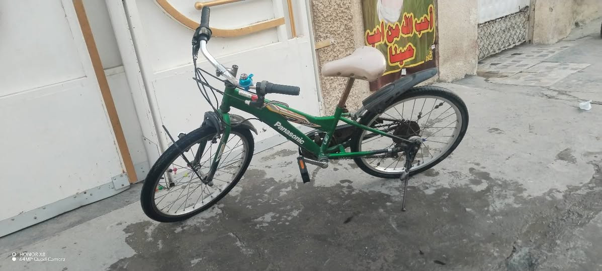 الدراجة الظاهرة في الصورة هي دراجة هوائية يابانية أصلية من إنتاج شركة باناسونيك (Panasonic Cycle Technology). [1]
الماركة: Panasonic.

رقم الموديل (品番): هو B-ZB262G.

الصناعة: مكتوب أسفل الملصق باللغة اليابانية (中国製)  لصالح شركة باناسونيك اليابانية. 

معلومات إضافية عن الدراجة:

هذا الموديل يأتي عادةً بنظام تروس (كير) من شركة Shimano الشهيرة وبأحجام إطارات مختلفة (غالباً حجم 26)، وتُعرف هذه الدراجات بمتانتها العالية وقدرتها على تحمل الاستخدام اليومي الطويل

الدراجة الظاهرة في الصورة هي دراجة هوائية يابانية أصلية من إنتاج شركة باناسونيك (Panasonic Cycle Technology). [1]

السعر 85000

بغداد الشعب


**إذا كنت صاحب هذا الإعلان وتريد حذفه لأي سبب، رجاءا أرسل رسالة إلى الدعم الفني**