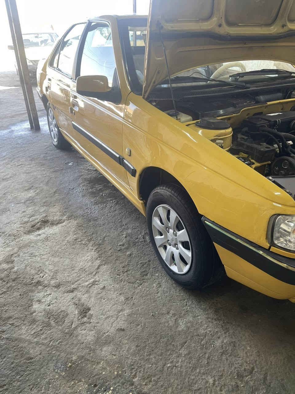 سلام عليكم شباب بيجو لميس مديل 16 
السيارة بيهة مكانات بارد فقط بيهة جوة البكلايت الايمن صبغ فقط مثل ماواضح بل صورة 
كير مكينة خير من الله تبريد تدفىة شغالات صدر خير من الله السيارة رقم انكيزي بسمي السعر 46 
رقمي بي واتساب ***********
