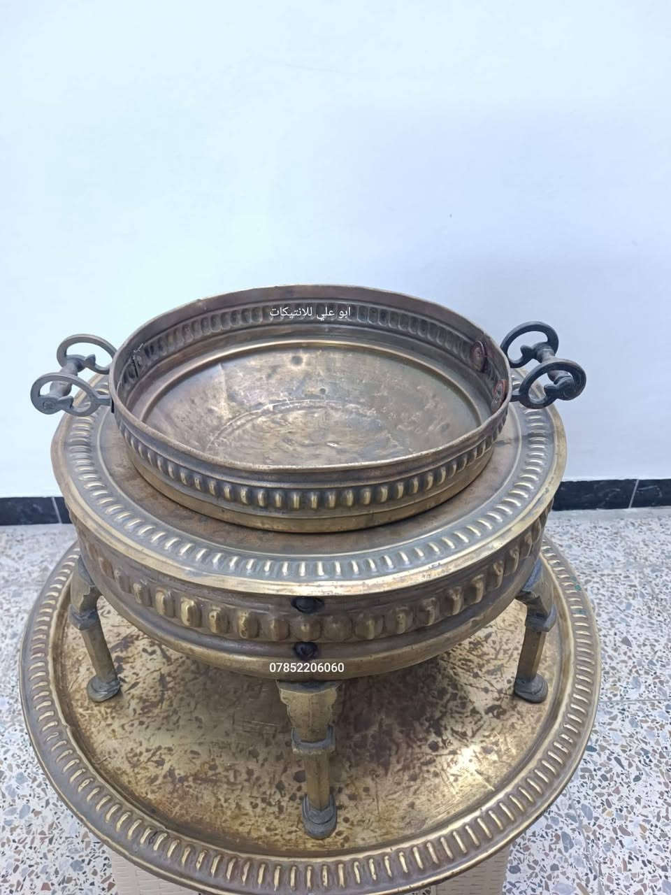 منقلة دلال عربية 
أنتيك من الزمن العثماني
منقل نحاس مع الصينية 6 أرجل وزن ثقيل ١٢ كيلو نظيفة جدآ للتواصل ع الخاص أو على الرقم ***********
