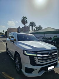 لاندكروز VX ليمتد موديل 2023 داخل احمر ماشيه 5000 السياره زيرو ومكفوله...