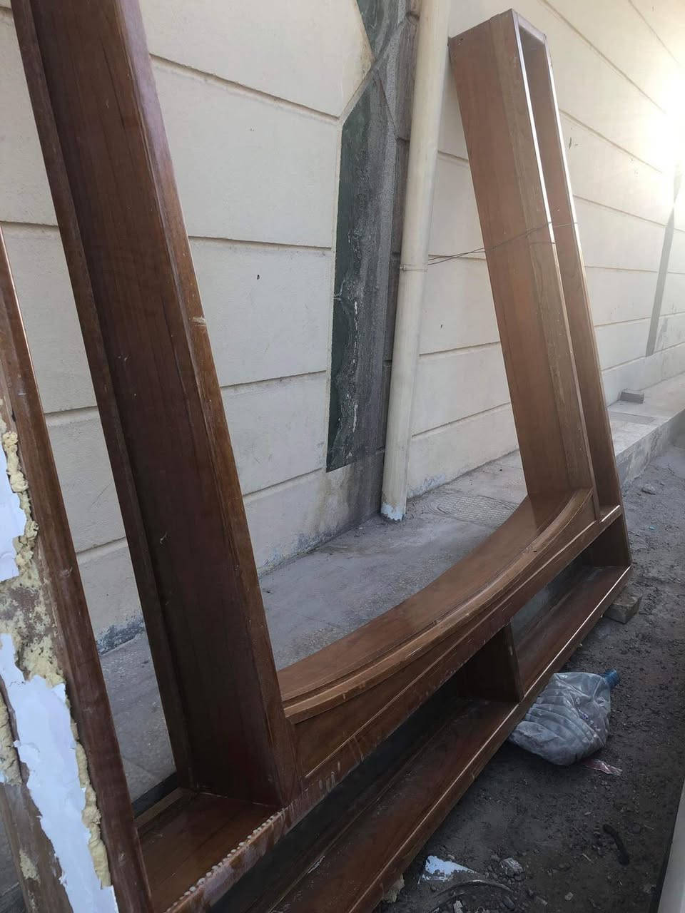 سلام عليكم عندي باب خشب صاج مستعمله طولها 2،40والعرض 2،85 العنوان الحريه ساحت عدن السعر خاص 
رقم ***********
