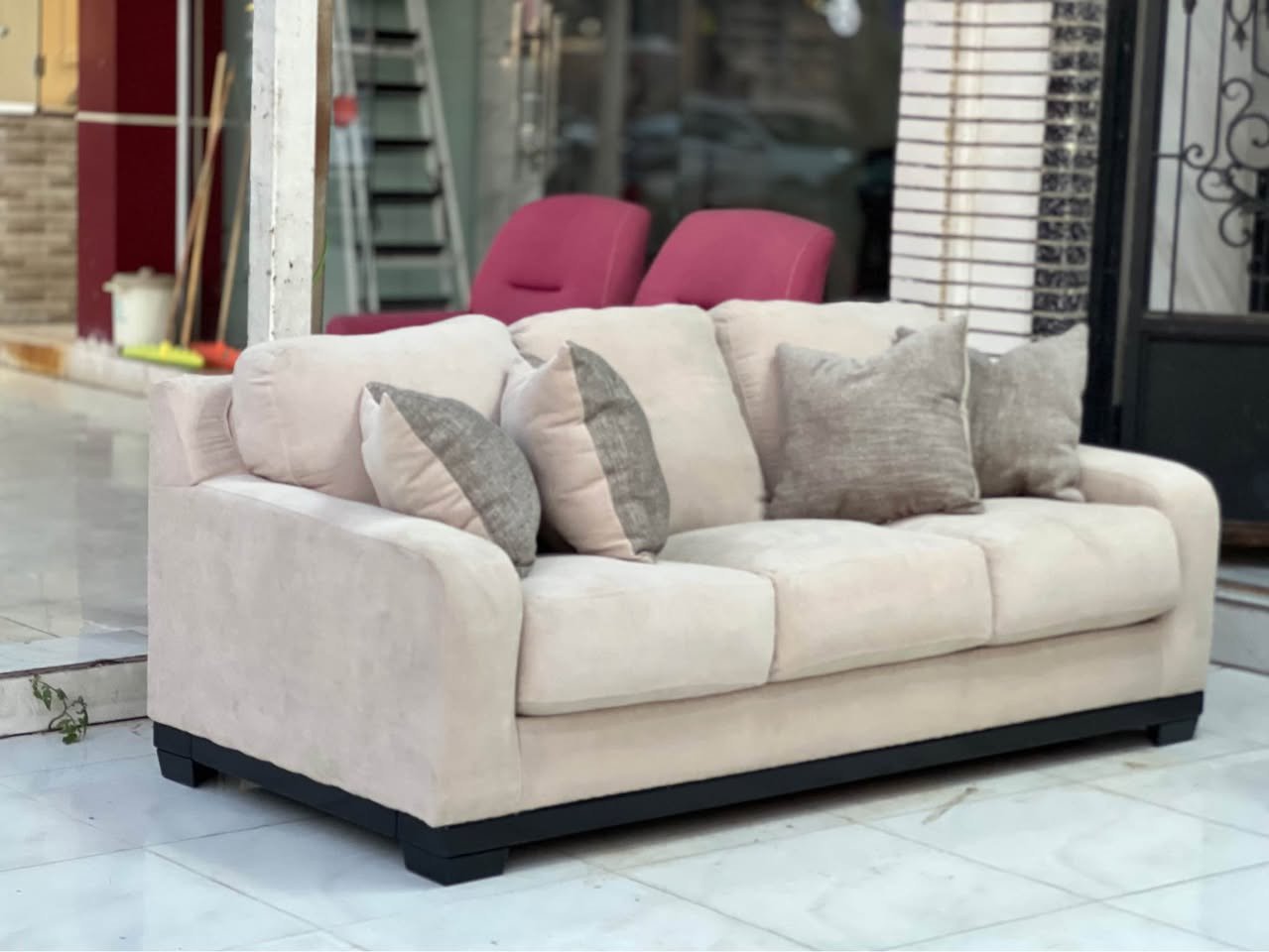 تخم أمريكي ماركه اشلي نسبه نضافته  _100❌100 بمقعد  وضهر 23cm فول بوليستر سحاب سهل التنظيف يتشغل وجهبن هيكل الداخلي حديد وخشب زان والقاعده والرجل بل كامل خشب زان طبيعي  بقماش الكتان خاولي بلون بيج عنوانه اربيل زانكو ٩٩ قرب مطعم كص سنگر يوجد توصيل ل بغداد و باقي المحافظات الأخرى*********** واتساب فقط علي أربيل, العراق

