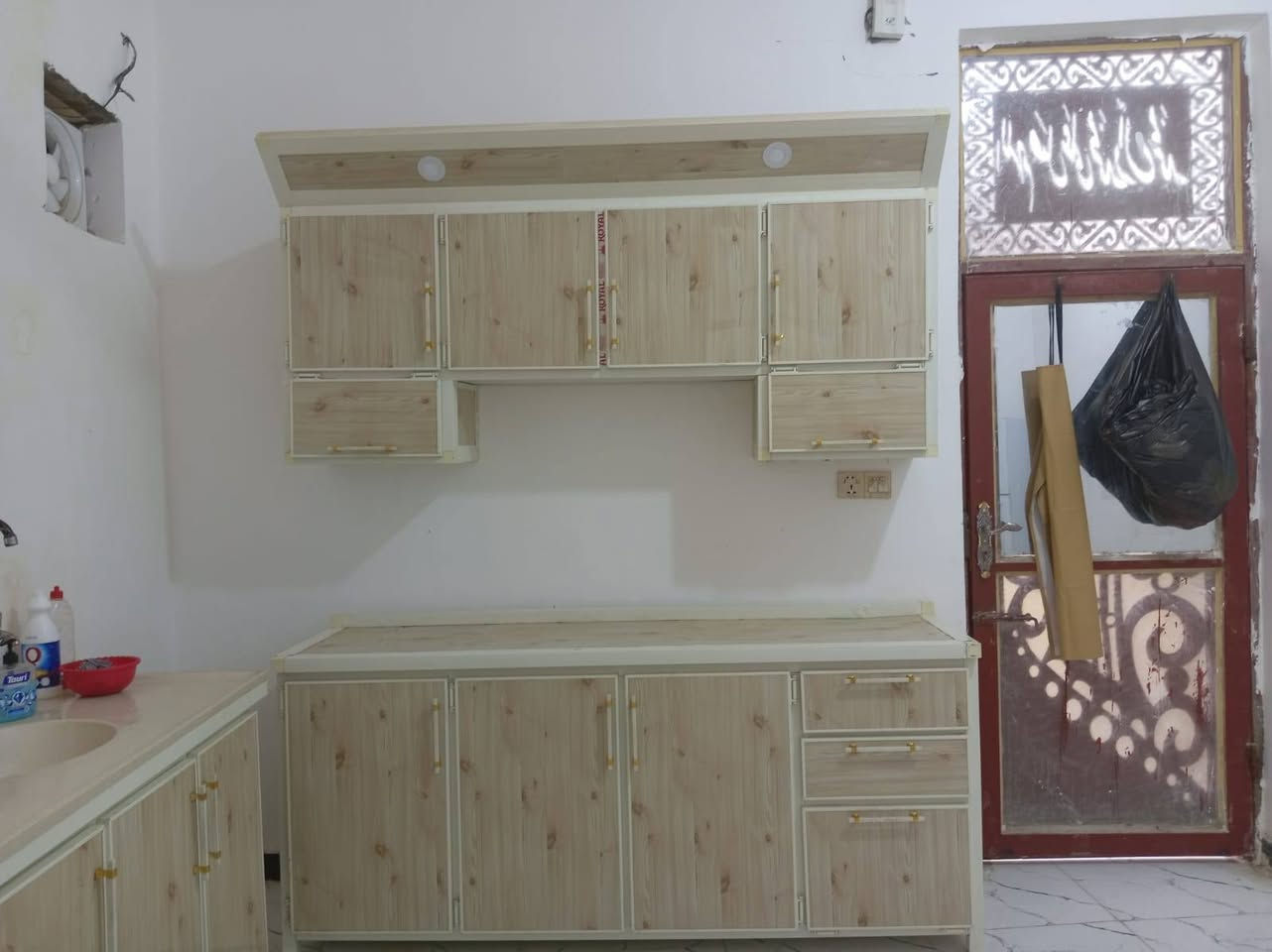 السلام عليكم
كاونتر تسكام ٣قطع 

الملحق والكاونتر مترتين 
والسنك متر ونص 
العنوان كوت شارع النفط 
***********
***********
