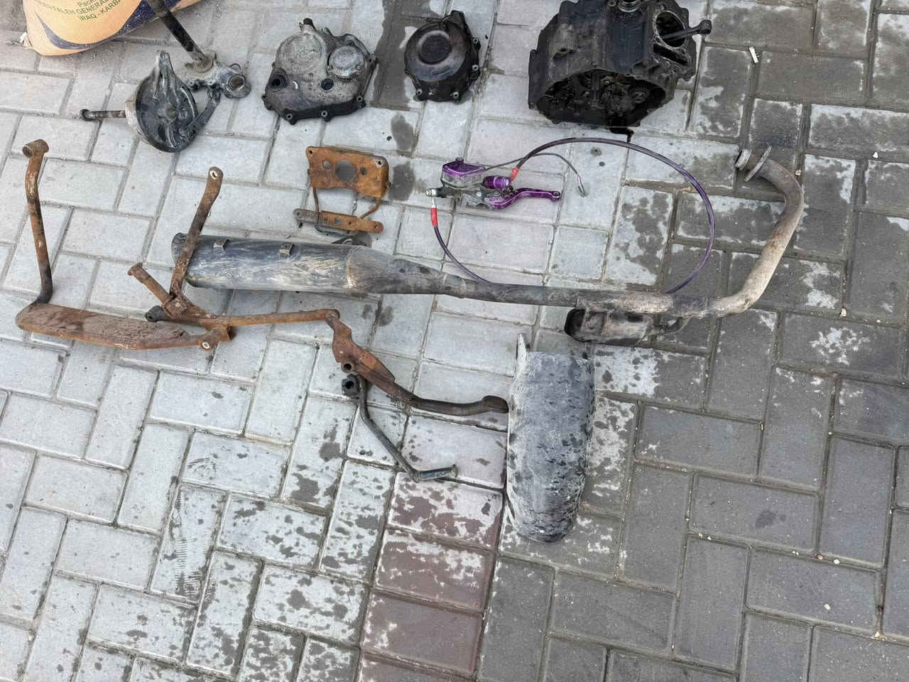 كورات ثنين الواحد على 25
وياله امامي خلفي الواحد على 35

فشكه بوكسر 5 كير مكفوله بكن وكير بس شكله تعبان سعره 75 

قبق فلاوين نضيف بس صاير اسود من الحرك سعره 20 

قبق كلج محترك سعره 10 

سيبايه نضيفه موديل 2023 تحتاج صبغ سعره 15 

يده عمبار كلج نضيفه سعره 10 

طبله بريك خلفيه وشفت نضيفات سعره 15 

قاعده بك لايت نضيفه سعره 5 

ماشه مال بوكسر اصليه سعره 25 

صالنصه مال بوكسر مشخطه من جوه سعره 35 

دوسه بريك سعره 5 

دواسه بريك الطويله خلفيه سعره 20 

عنواني دوره حي اسيا وهاذه رقمي ***********
